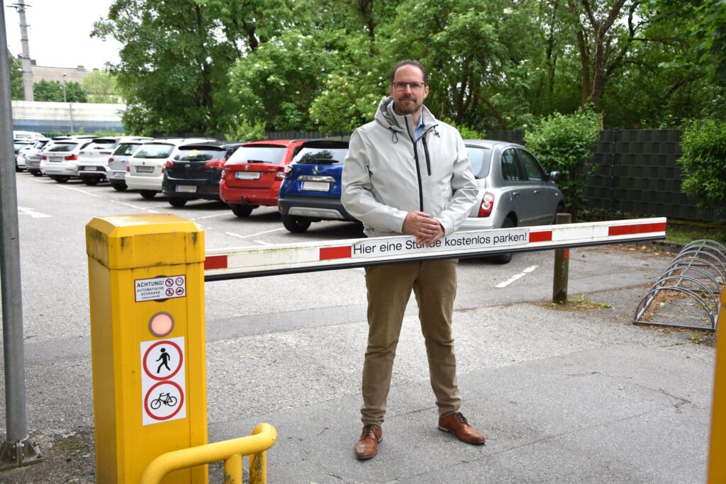 Vizebürgermeister Markus Brandstetter steht vor einem Schranken eines Parkplatzes