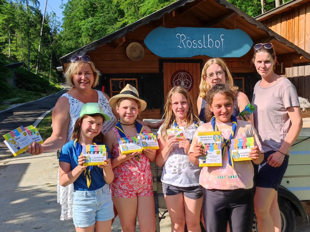 Leiterin der Gesunden Gemeinde Claudia Weinbrenner, Lisa Weigl von den Pfadfindern Amstetten, Gemeinderätin Anja Stix mit Pfadfinderinnen