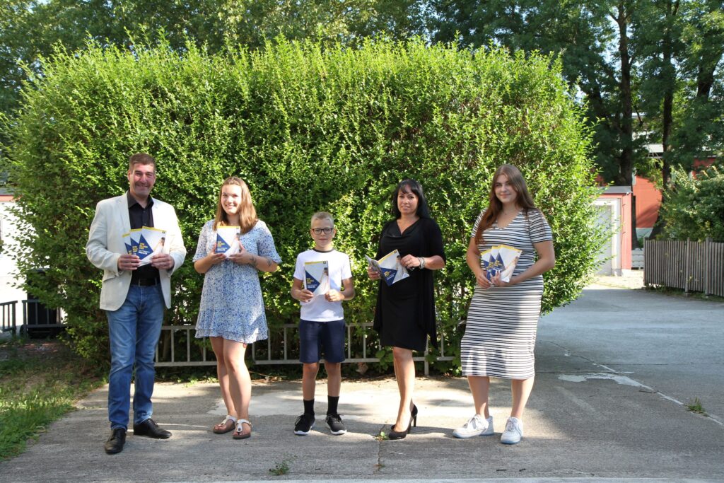 Kulturstadtrat Stefan Jandl, Lena Sonnleitner (Volkshochschule), Alexander, Marion Teichmann (Leiterin der Volkshochschule) und Valentina Jandl (Volkshochschule) präsentieren das neue Programm.