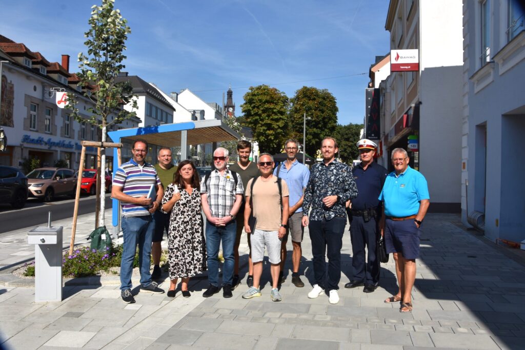 Markus Brandstetter (Vizebürgermeister), Christian Ludwig (Obmann KOBV OG Amstetten), Birgit Hornes (Gemeinderätin), Kurt Prall (Obmann BSV-WNB), Jakob Hartl (Gemeinderat), Richard Jäkel (BSV-WNB), Bernhard Zehetgruber (Mobilitätsmanager NÖ.Regional), Georg Riegler-Köttritsch (Mobilitätsexperte Stadt), Manfred Raab (Stadtwachekommandant) und Johann Brandstetter (Bezirksobmann NÖ Senioren) bei der Stadtsafari zum Thema Barrierefreiheit.