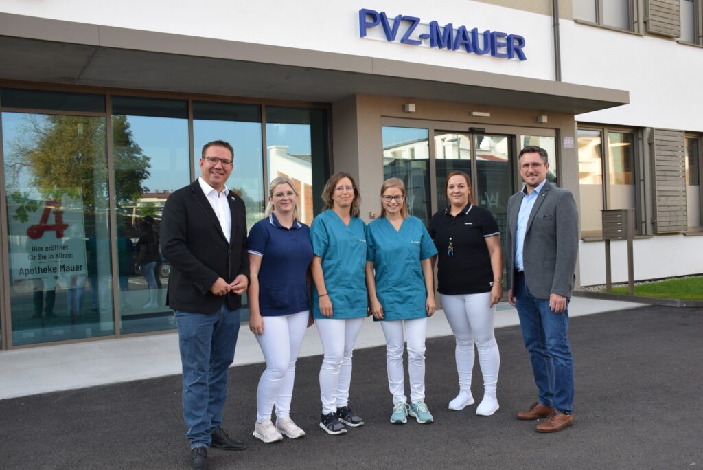 Bürgermeister Christian Haberhauer, Sarah Aigner, Dr. Sonja Steinlesberger, Dr. Denise Scheuch, Vildana Sprecak, Ortsvorsteher Manuel Scherscher stehen gemeinsam vor dem PVZ-Mauer.