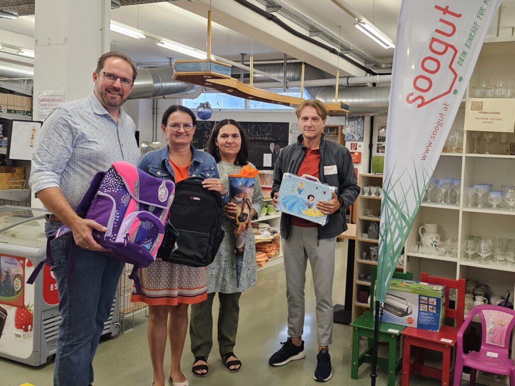 Vizebürgermeister Markus Brandstetter, Bildungsgemeinderätin Helga Seibezeder, Yurdagül Sahin (Marktleiterin soogut-Markt Amstetten), Wolfgang Brillmann, MA (Geschäftsführer soogut-Sozialmarkt GmbH) präsentieren im Markt einige gespendete Schultaschen.