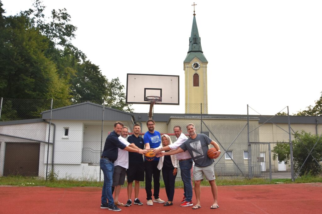 Vizebürgermeister Mag. Gerhard Riegler, Pfarrer Peter Bösendorfer, Jasmin Marevac (Sportunion Amstetten Falcons), Präsident der Amstetten Falcons Martin Stix, Stadtamtsdirektorin-Stv. sowie Abteilungsleiterin Mag. Kerstin Kronsteiner, Vizebürgermeister Markus Brandstetter und Matthias Dobsicek (Sportunion Amstetten Falcons) am Basketballplatz