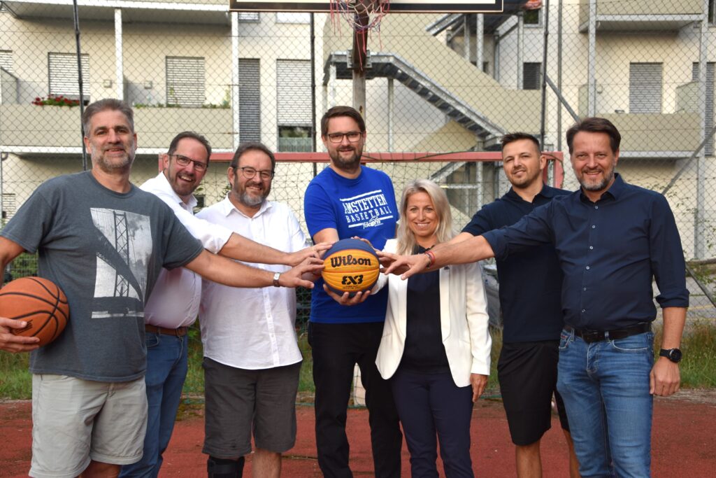 Vizebürgermeister Mag. Gerhard Riegler, Pfarrer Peter Bösendorfer, Jasmin Marevac (Sportunion Amstetten Falcons), Präsident der Amstetten Falcons Martin Stix, Stadtamtsdirektorin-Stv. sowie Abteilungsleiterin Mag. Kerstin Kronsteiner, Vizebürgermeister Markus Brandstetter und Matthias Dobsicek (Sportunion Amstetten Falcons) am Basketballplatz