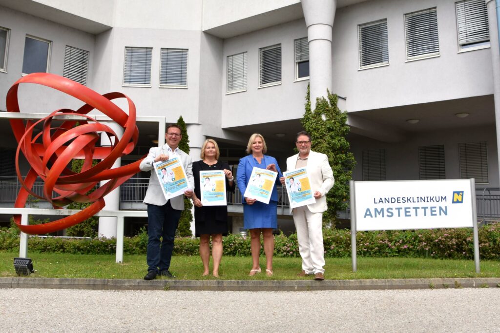 Bürgermeister Christian Haberhauer, Bildungsstadträtin Doris Koch, MSc, Gesundheitsgemeinderätin Claudia Weinbrenner und Kaufmännischer Direktor Dipl. KH-BW Gernot Artmüller präsentieren vor dem Landesklinikum die Plakate