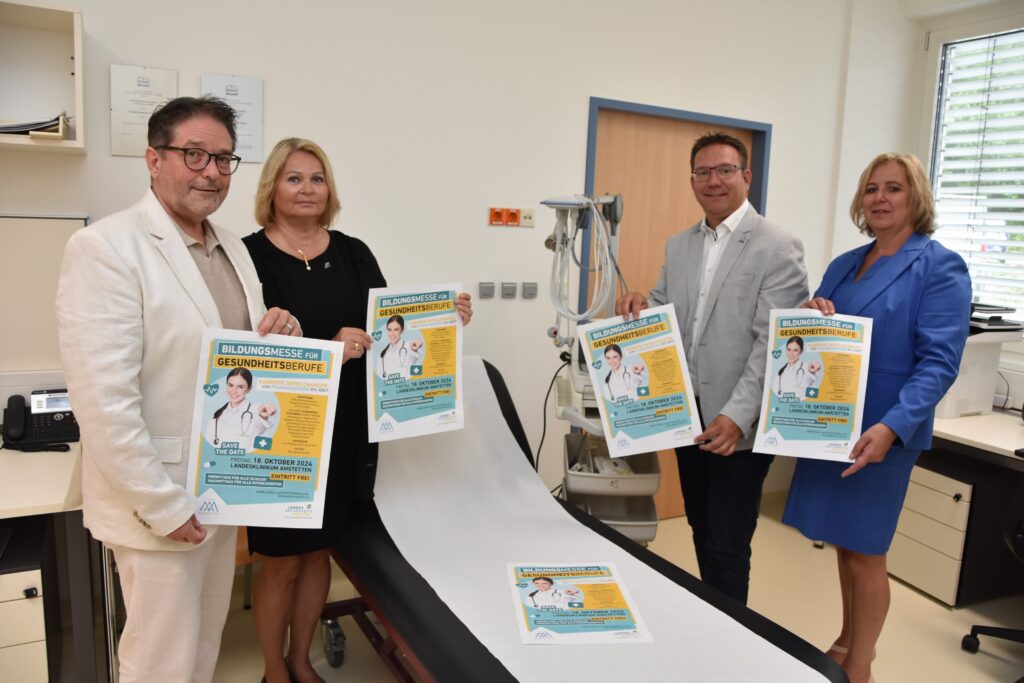 Kaufmännischer Direktor Dipl. KH-BW Gernot Artmüller, Bildungsstadträtin Doris Koch, MSc, Bürgermeister Christian Haberhauer und Gesundheitsgemeinderätin Claudia Weinbrenner präsentieren in einem Untersuchungsraum die Plakate